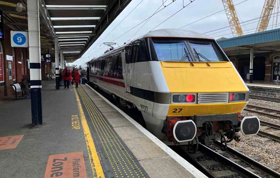Class 91 loco at the rear of a 225 set at Doncaster station.