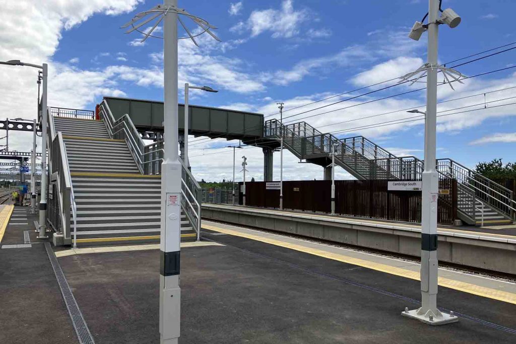 The basic footbridge connecting the island platform with side platform 4 at the London end of Cambridge South station.